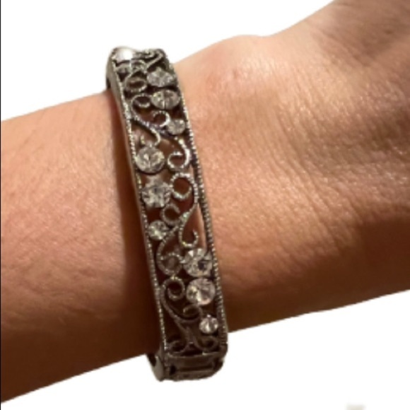 INTRICATE Silver bracelet with accent crystal gems - Picture 2 of 5